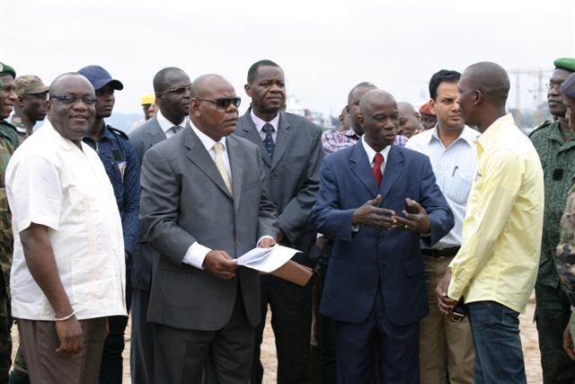 Lutte contre l`exploitation abusive du bois - Descente surprise du Ministre des Eaux et Forêts dans un parc à bois.